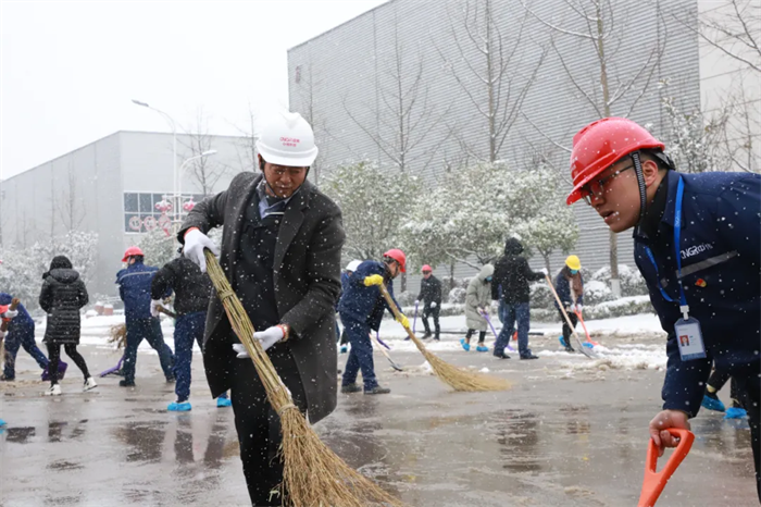 点赞！扫雪除冰，，，，，他们是最美的景致