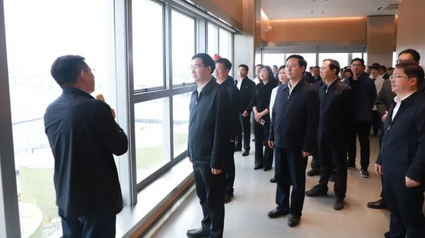 铜仁市委书记李作勋率“四新四化”项目观摩团赴Z6尊龙时凯调研